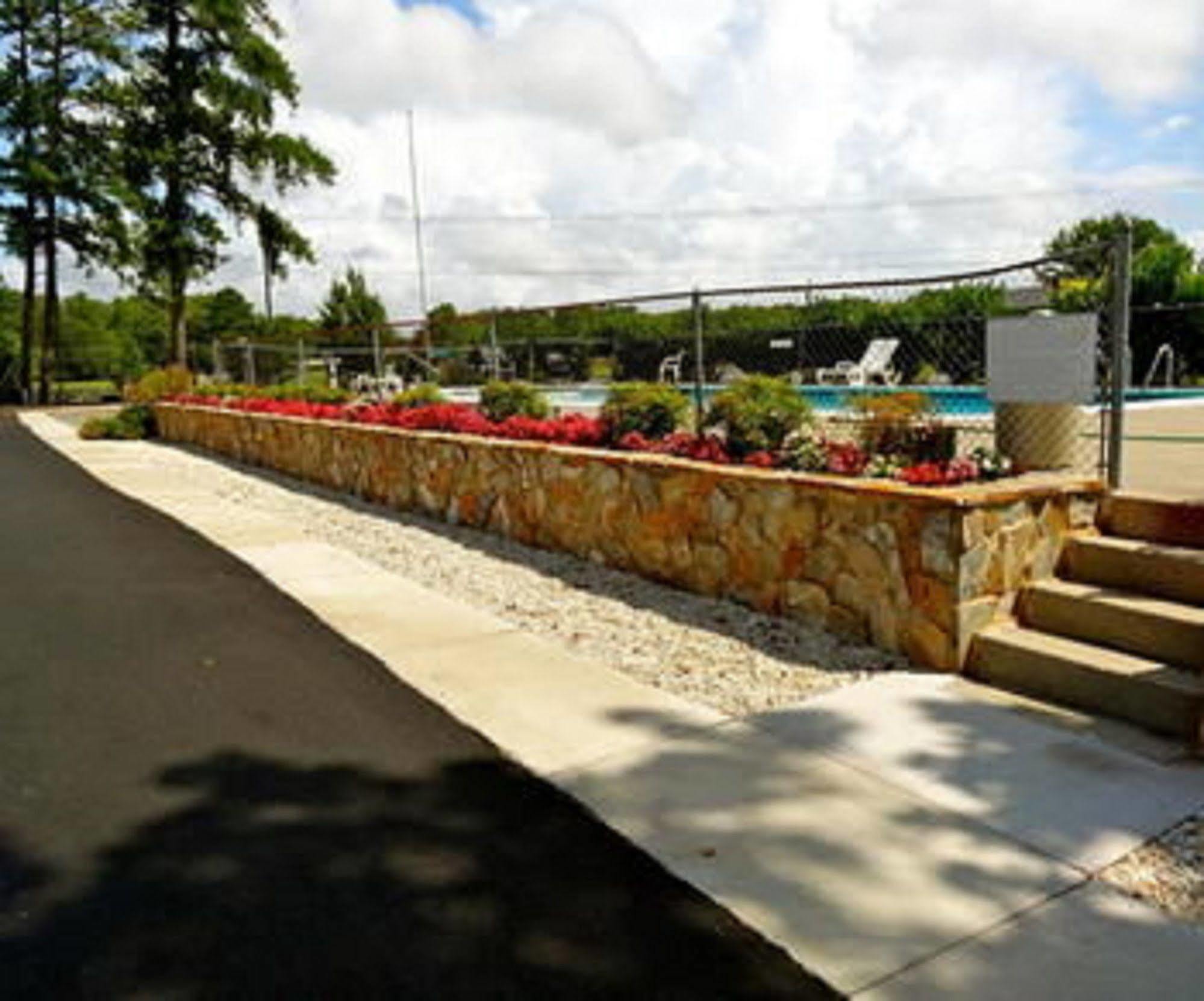The Whispering Pines Motel- Whitestone White Stone Exterior foto
